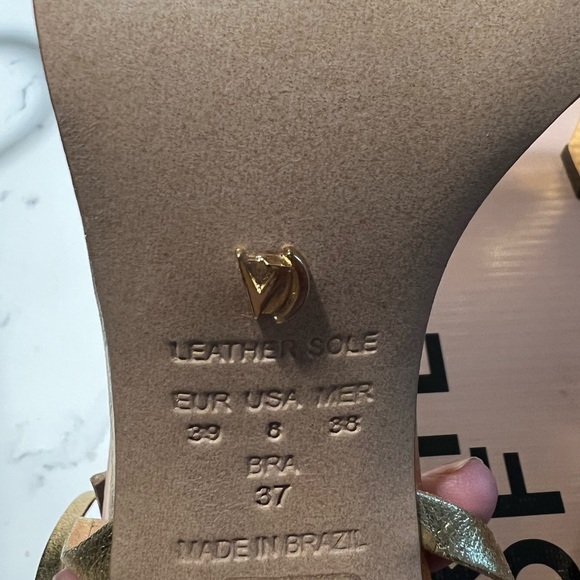 Vicenza Butterfly Wrap
Heels NEW - Picture 7 of 10